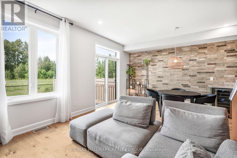 28711470/404-premiere-lane/town-of-rockland/clarence-rockland/ontario/K4K0M7_17