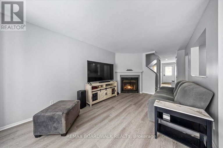 29318250/294-valade-crescent/fallingbrookpineridge/ottawa/ontario/K4A2X3_5