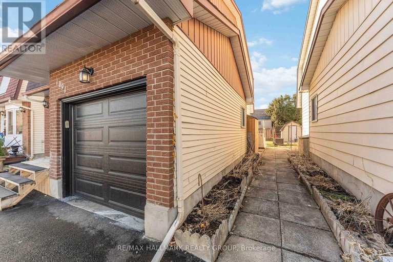 29596241/1091-burgundy-lane/convent-glen/ottawa/ontario/K1C2M9_31