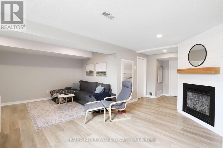 29374178/2094-sunland-drive/fallingbrookgardenway-south/ottawa/ontario/K4A3L1_31