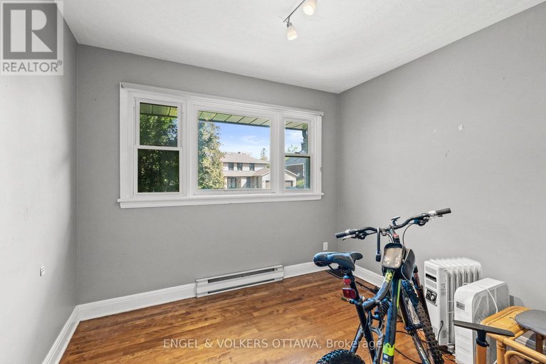 28350616/1372-ridgedale-street/emerald-woodssawmill-creek/ottawa/ontario/K1T1C5_16