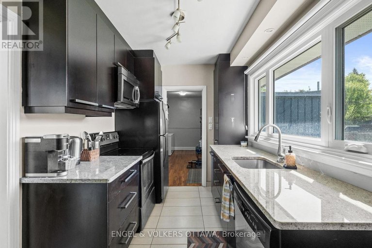 29526299/1372-ridgedale-street/emerald-woodssawmill-creek/ottawa/ontario/K1T1C5_11