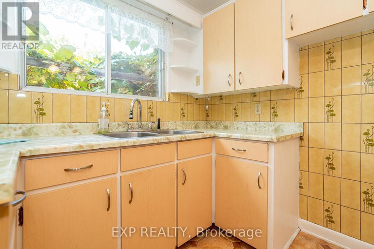 28904328/1008-riddell-avenue-s/mckellar-heightsglabar-park/ottawa/ontario/K2C2J5_8