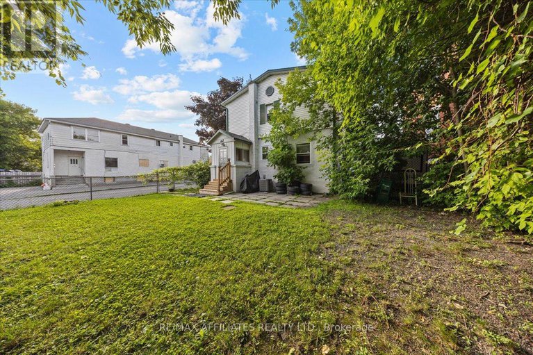 28601010/310-shakespeare-street/vanier/ottawa/ontario/K1L5M2_25