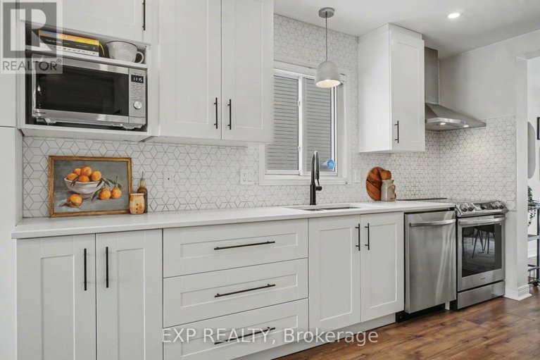 29399476/710-princess-louise-drive/fallingbrookridgemount/ottawa/ontario/K4A3G9_17