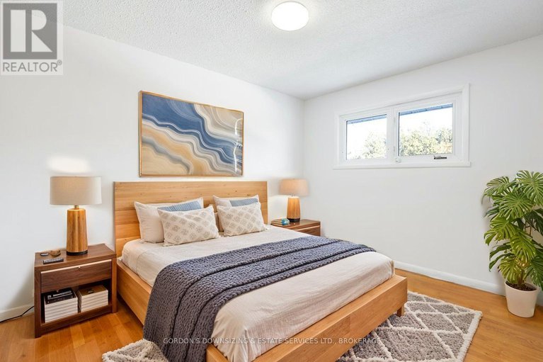 29327348/7-attwood-crescent/city-viewskylinefisher-heightsparkwood-hills/ottawa/ontario/K2E5B1_27