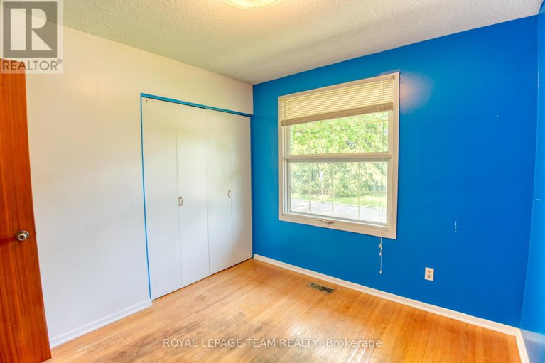 28412587/19-dayton-crescent/leslie-park/ottawa/ontario/K2H7N8_16