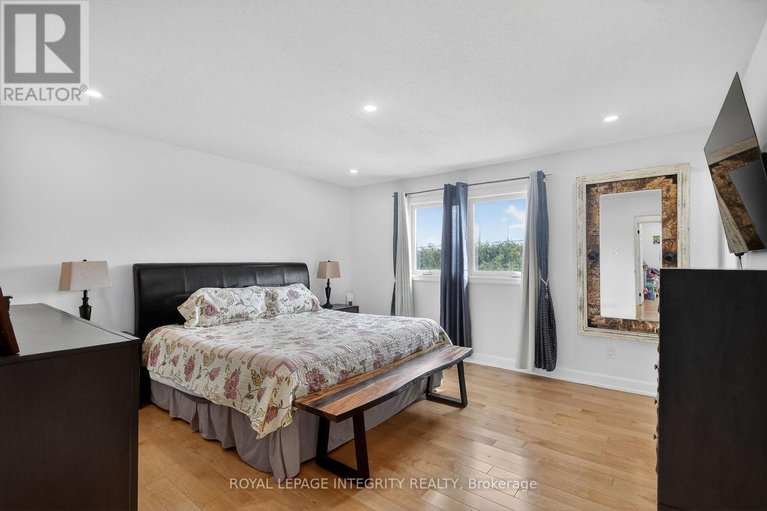 29484455/2092-legrand-crescent/queenswood-heights-south/ottawa/ontario/K1E3T6_23