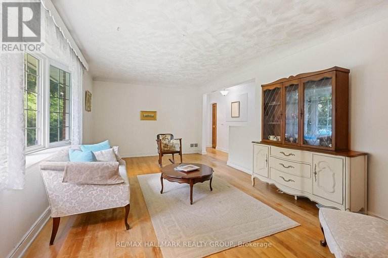 28492513/151-fanshaw-avenue/applewood-acres/ottawa/ontario/K1H6C8_8