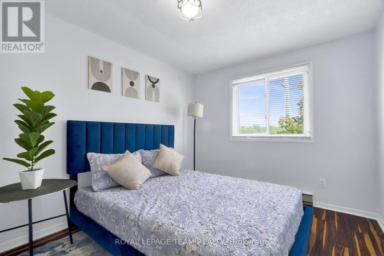 28449355/l-5-banner-road/sheahan-estatestrend-village/ottawa/ontario/K2H8T3_17