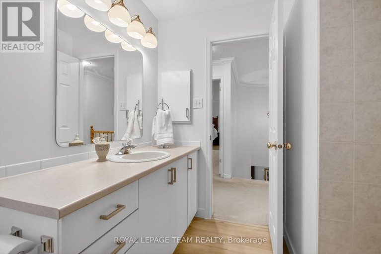 29471661/3113-apple-hill-drive-s/upper-hunt-club/ottawa/ontario/K1T3Z2_40