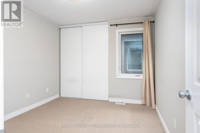 28163521/12-knockaderry-crescent/half-moon-bay/ottawa/ontario/K2C3H2_22