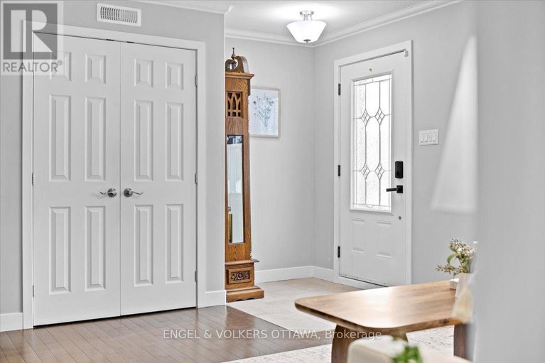 29439628/1005-gold-crescent/queensway-terrace-north/ottawa/ontario/K2B8C4_3