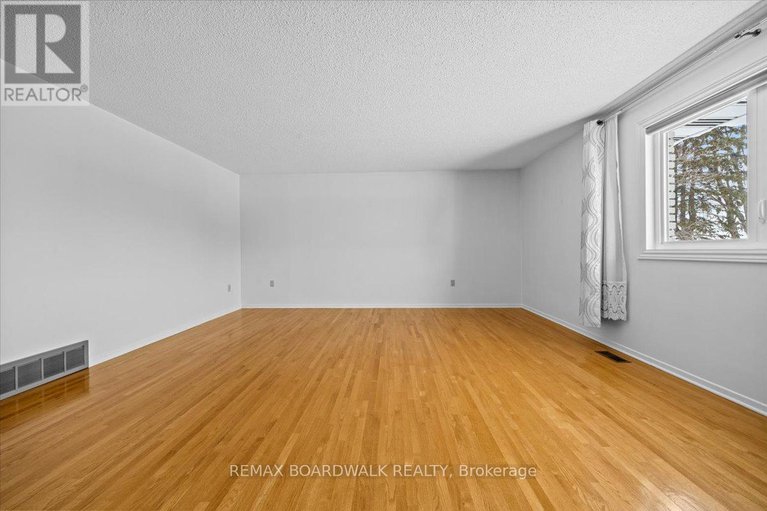 29358697/4547-carlsbad-lane/sarsfieldbearbrook/ottawa/ontario/K0A3H0_24