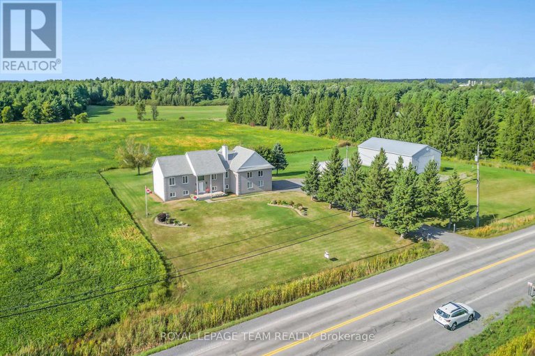 28816366/8665-russell-road/sarsfieldbearbrook/ottawa/ontario/K4B0J7_37
