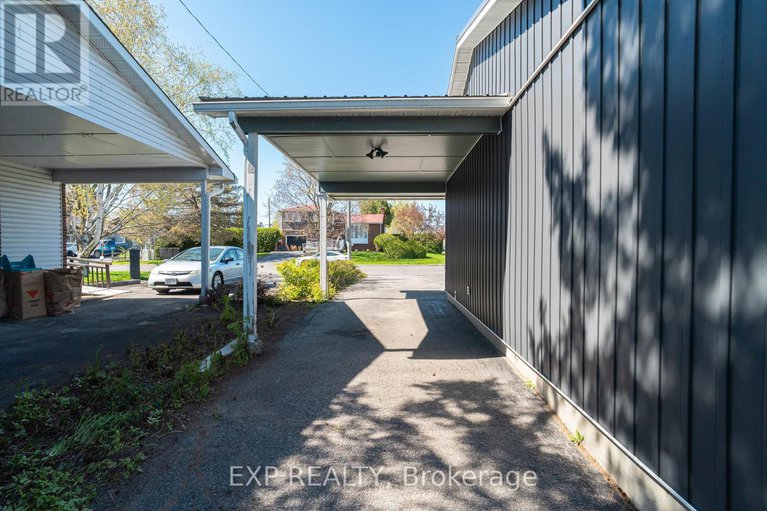 28303908/322-galloway-drive/bilberry-creekqueenswood-heights/ottawa/ontario/K1E1W3_30