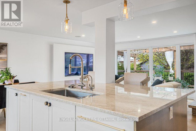 28298907/953-fairlawn-avenue/mckellar-heightsglabar-park/ottawa/ontario/K2A3S7_18