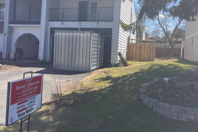 29658665/87-grady-crescent/sheahan-estatestrend-village/ottawa/ontario/K2H5S2_1