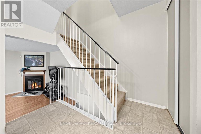 29422354/a-1753-lamoureux-drive/queenswood-heights-south/ottawa/ontario/K1E2N3_18