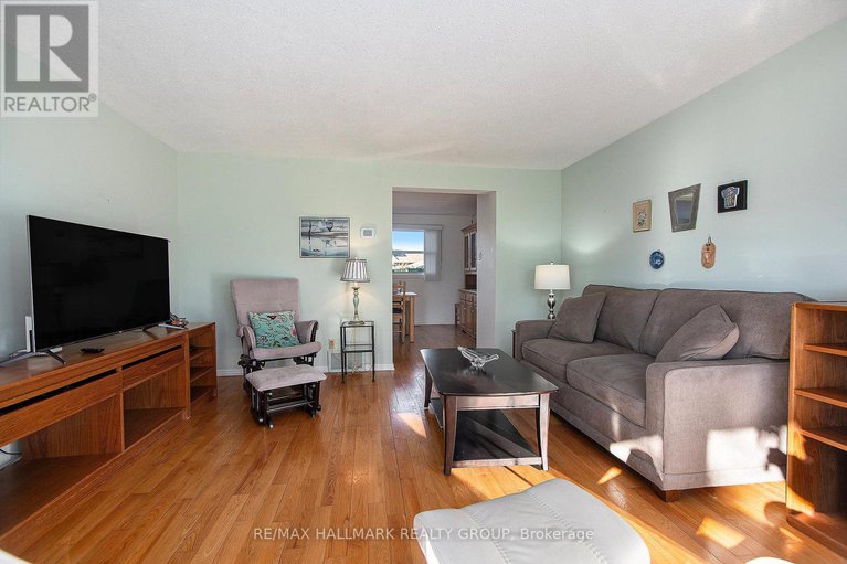 29079645/1570-payette-drive/bilberry-creekqueenswood-heights/ottawa/ontario/K1E1S9_9