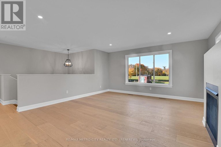 28406603/16-red-door-lane/horton-twp/horton/ontario/K7V3Z8_10