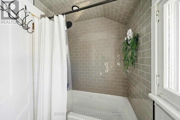 29365860/14-spring-street/maxville/north-glengarry/ontario/K0C1T0_27