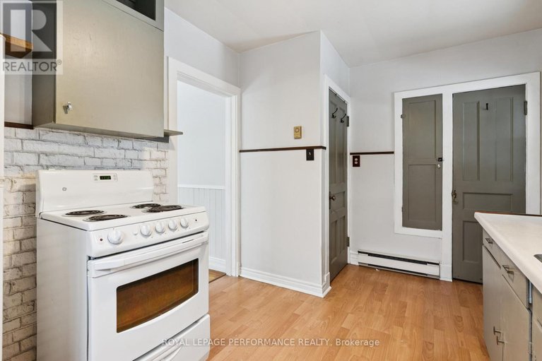 29249711/121-elizabeth-street/pakenham/mississippi-mills/ontario/K0A2X0_13