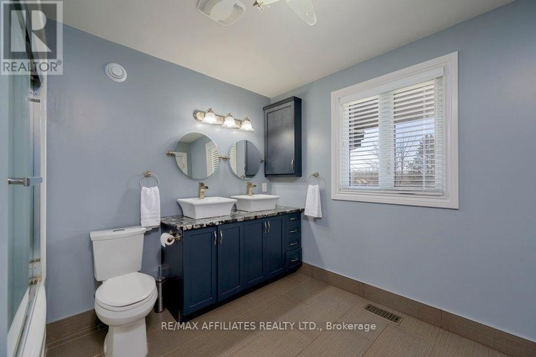 28142173/2284-summerside-drive/manotick-east-to-manotick-station/ottawa/ontario/K4M1B4_32