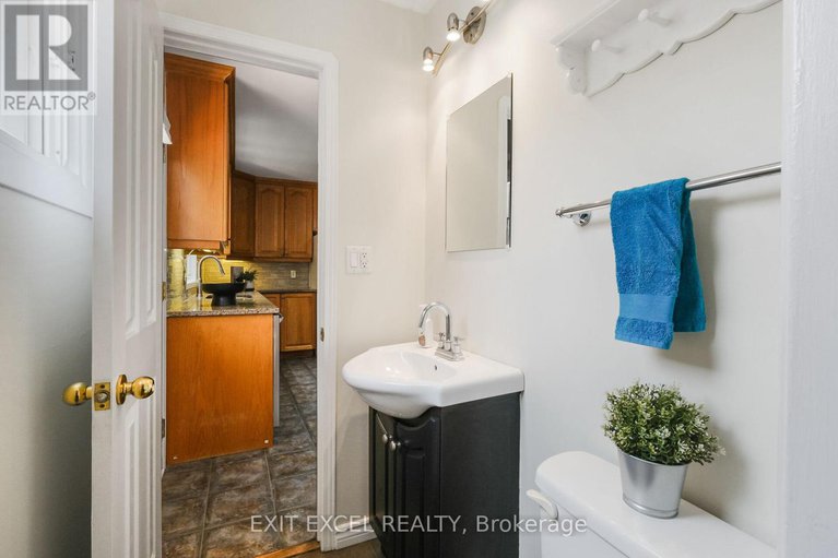 28416258/396-roxdale-avenue/bilberry-creekqueenswood-heights/ottawa/ontario/K1E1V5_12
