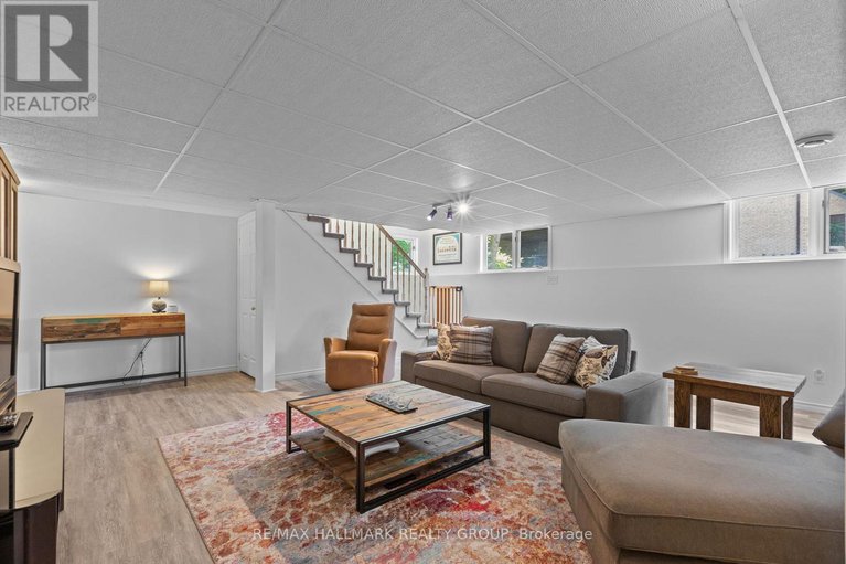 28509464/6431-clingin-lane/manotick-south-to-roger-stevens/ottawa/ontario/K4M1B3_27