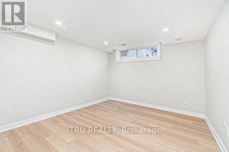28740163/39-sunnycrest-drive/city-viewskylinefisher-heightsparkwood-hills/ottawa/ontario/K2E5Y4_23
