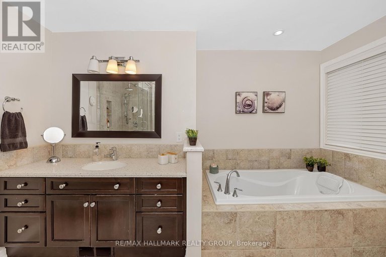 29624952/1850-thornecrest-street/chapel-hill/ottawa/ontario/K1C6K8_26