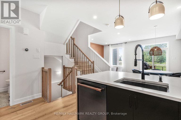 28711470/404-premiere-lane/town-of-rockland/clarence-rockland/ontario/K4K0M7_10