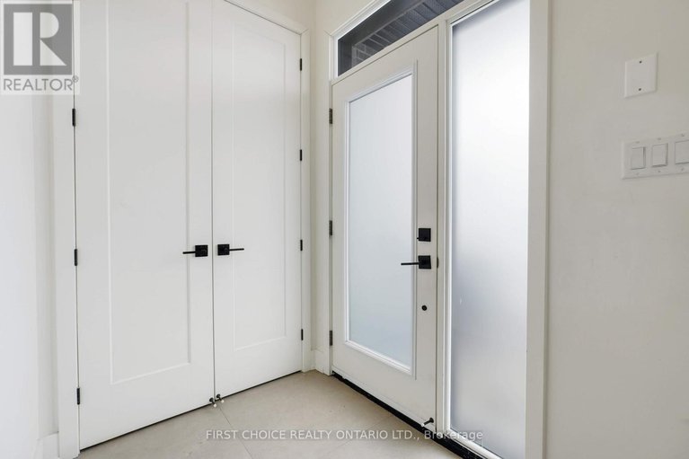 29428405/271-queen-mary-street/overbrookcastle-heights/ottawa/ontario/K1K1X1_4