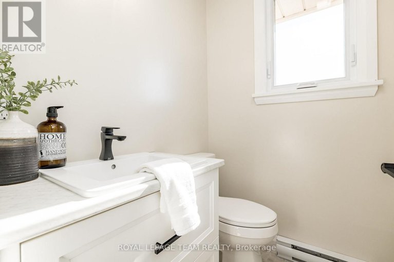 28975666/40-beach-avenue/iroquois/south-dundas/ontario/K0E1K0_25