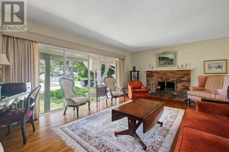 28812016/15-dickson-street/bruce-farmgraham-parkqualicumbellands/ottawa/ontario/K2H7H6_7