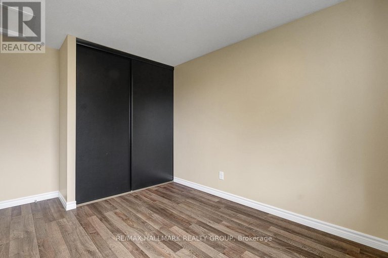 28349257/1701-lafrance-drive/queenswood-heights-south/ottawa/ontario/K1E2L7_28