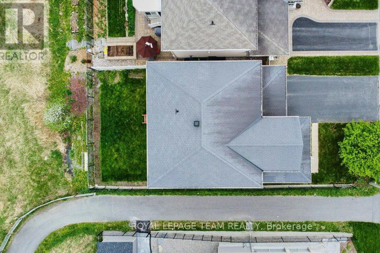 28330795/130-winterhaven-drive/mer-bleuebradley-estatesanderson-park/ottawa/ontario/K1W0H4_43