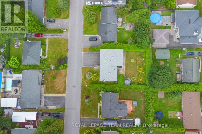 28701491/8-oakwood-avenue/city-viewskylinefisher-heightsparkwood-hills/ottawa/ontario/K2E6A5_34