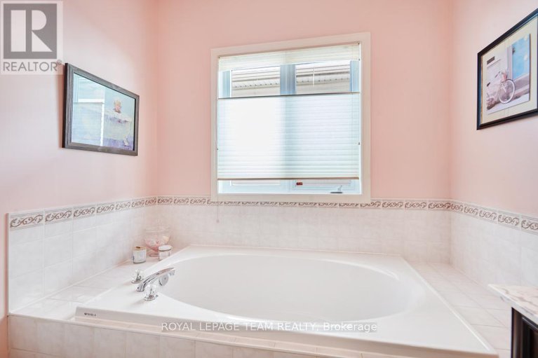 28598951/1581-belleterre-street/orleanssunridge/ottawa/ontario/K1C7N5_17