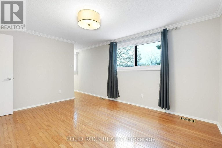 29105318/386-vince-drive/bilberry-creekqueenswood-heights/ottawa/ontario/K1E2E3_21