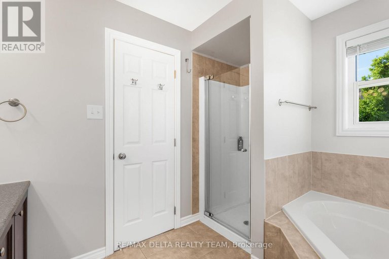 28627849/227-hillpark-high-street/mer-bleuebradley-estatesanderson-park/ottawa/ontario/K1W0B5_20