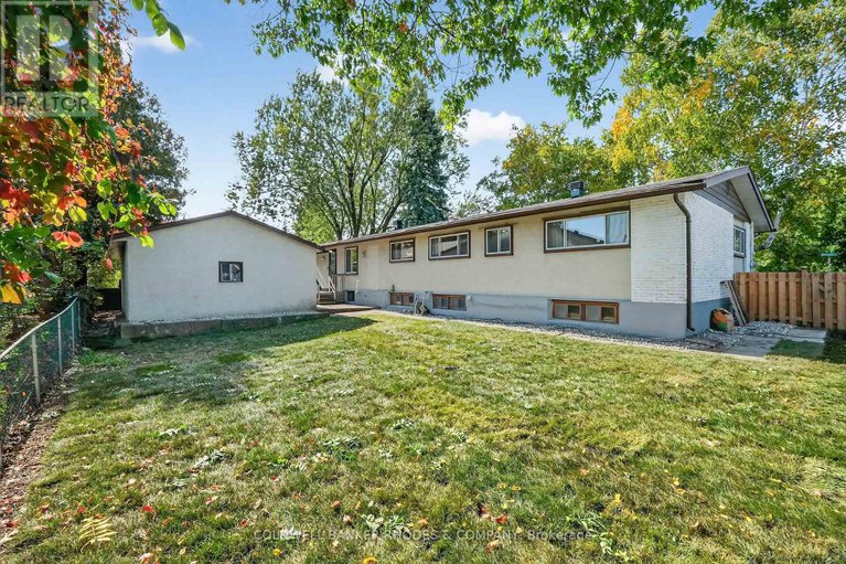28912444/11-willeth-avenue/city-viewskylinefisher-heightsparkwood-hills/ottawa/ontario/K2E5C2_43