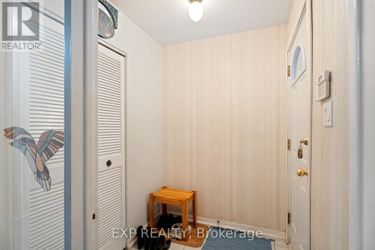 29114115/1233-meadowlands-drive-e/city-viewskylinefisher-heightsparkwood-hills/ottawa/ontario/K2E6K2_5