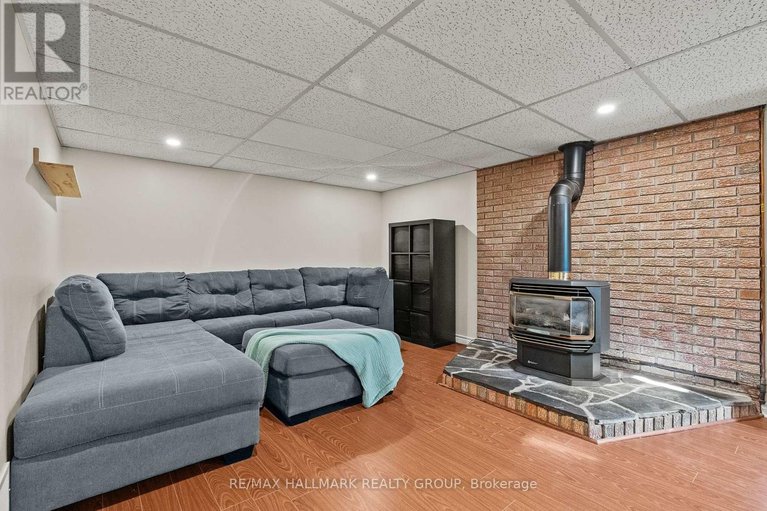 29670827/15-elm-avenue/village-of-russell/russell/ontario/K4R1B3_29