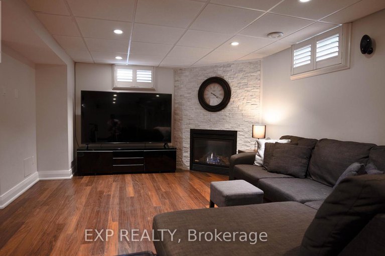 28293980/17-chesswood-court/pineglencountry-place/ottawa/ontario/K2E7E3_29