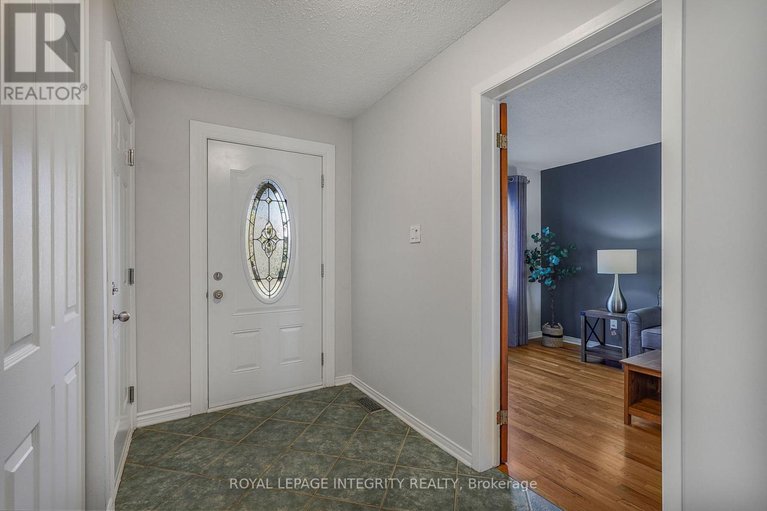 29666462/641-apollo-way/fallingbrookpineridge/ottawa/ontario/K4A1T5_4