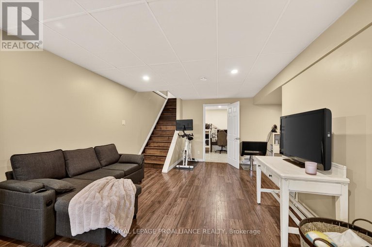 29557467/5500-meadowbrook-drive/iroquois/south-dundas/ontario/K0E1K0_24