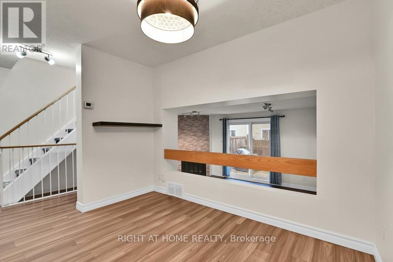 29603149/e-1700-lamoureux-drive/queenswood-heights-south/ottawa/ontario/K1E2N2_4