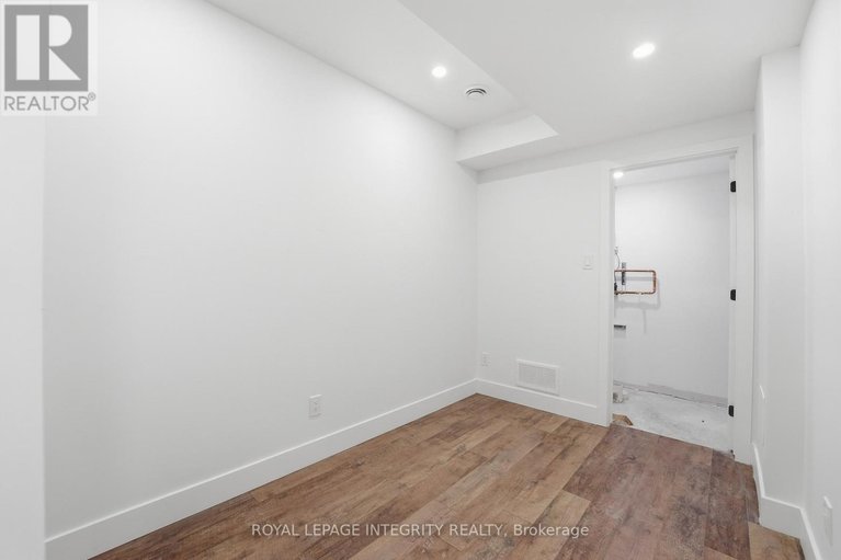 29663854/984-watson-street/fairfield-heights/ottawa/ontario/K2B6C2_36